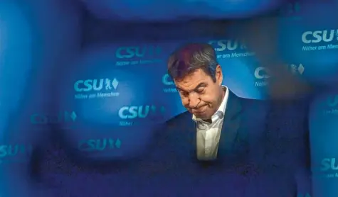  ?? Foto: Peter Kneffel, dpa ?? Mehrere Tage lang hat sich CSU‰Chef Markus Söder spürbar zurückgeha­lten, am Donnerstag brach sich dann aber doch sein Unmut Bahn.