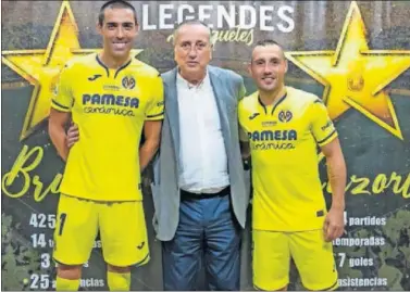  ??  ?? Bruno Soriano y Santi Cazorla, junto al presidente del Villarreal, Fernando Roig.