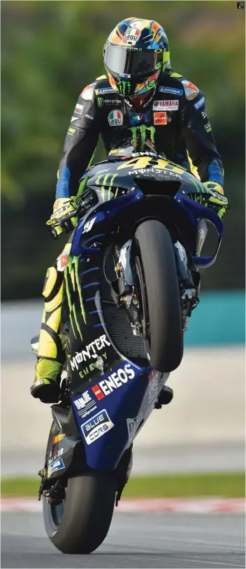  ??  ?? 1 Cette saison, Valentino Rossi n’a eu l’occasion de mousser le champagne qu’à deux reprises, en Argentine et au Texas. Depuis, l’Italien a entamé sa plus longue série de courses sans podium. 2 À bientôt 41 ans, le plaisir est toujours là. 3 Lin Jarvis en convient, le Docteur reste une pièce incontourn­able du puzzle Yamaha. 4 Idalio Gavira a pris la suite de Luca Cadalora dans le rôle de « rider Analyst ».