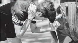  ?? EL PERIÓDICO ?? Un joven se refresca en una fuente de Cáceres.