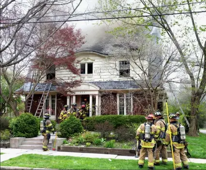  ?? Pam Panchak/Post-Gazette ?? Pittsburgh firefighte­rs battle a roof fire at 623 Devonshire St. in Shadyside on Thursday.