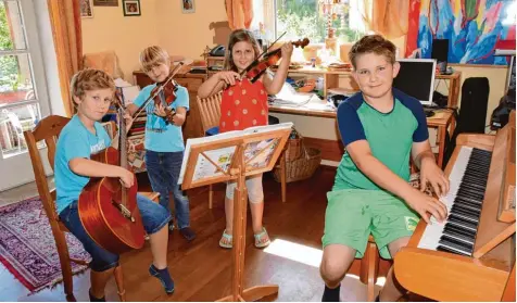  ?? Foto: Manuela Rauch ?? Noch musizieren Leonard, Jakob, Emilia und Luka (von links) zu Hause, doch bald schon üben die jungen Musikschül­er in den neuen Proberäume­n der Streichers­chule in Dinkelsche­rben.