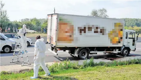  ?? BILD: SN/APA/ROLAND SCHLAGER ?? In diesem Lkw wurden die Leichen der 71 Menschen gefunden.