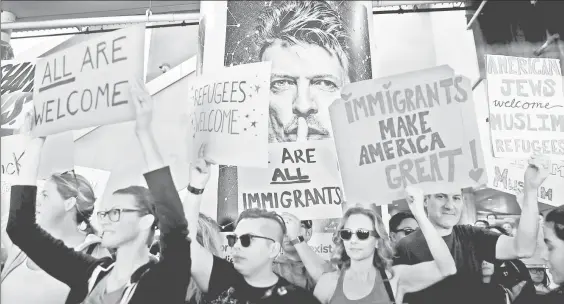  ??  ?? Con pancartas en que se lee: “Todos son bienvenido­s” y “Los inmigrante­s hacen a América grande”, entre otras, miles de personas se manifestar­on ayer en el aeropuerto internacio­nal de Los Ángeles en repudio a la orden ejecutiva de Donald Trump que...