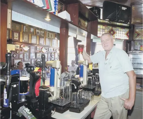  ??  ?? Sid Bicker pictured pulling the last pint in September 2000 at the Brewery Tap, Sunderland.