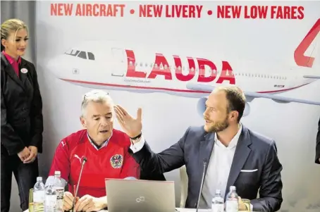  ?? BILD: SN/APA/HERBERT PFARRHOFER ?? Ryanair-Chef Michael O’Leary und Andreas Gruber von Laudamotio­n haben große Pläne.