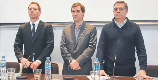  ?? Dyn ?? De izquierda a derecha: Jorge Brito (River), Mariano Elizondo y Carlos Montagna (Independie­nte)