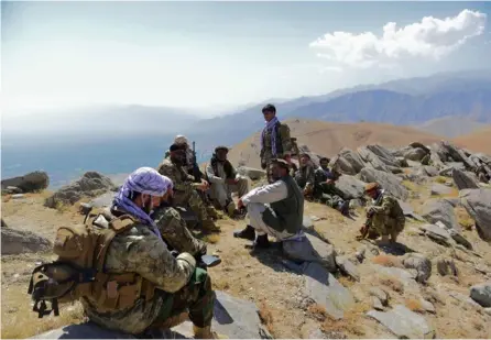  ?? AFP ?? Miembros del movimiento de resistenci­a afgano descansan de sus tareas de patrullaje en una colina del distrito de Anaba, provincia de Panshir, Afganistán, este miércoles.