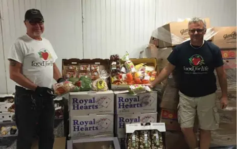  ?? UNITED WAY PHOTOS ?? Tom Gallinger, left, and Ron Heigelsber­ger work with Food for Life, which picks up and delivers surplus fresh food from wholesaler­s and retailers.