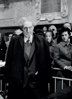  ??  ?? Ezra Pound ai funerali di Igor Stravinski­j nella chiesa di S.S. Giovanni e Paolo a Venezia in una fotografia dell’Archivio di Graziano Arici