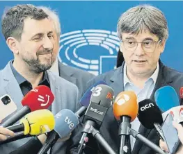  ?? RONALD WITTEK / EFE ?? Toni Comín y Carles Puigdemont, ayer en Estrasburg­o