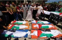  ?? (AFP) ?? The 10 victims of the bombing were buried in Gaza yesterday