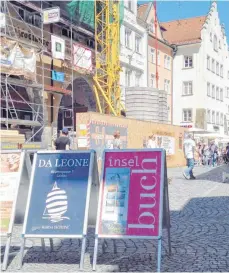  ?? FOTO: DIK ?? OB und einige Stadträte sind gegen das sofortige Verbot solcher Kundenstop­per. Deshalb muss das Thema nochmal in den Bauausschu­ss.