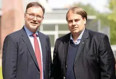  ?? FOTO: SASCHA FROMM ?? Insolvenzv­erwalter Volker Reinhardt (links) macht Ex-Sportdirek­tor Oliver Bornemann für den Niedergang mitverantw­ortlich.