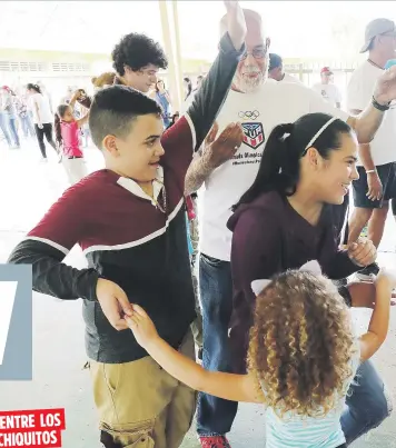  ??  ?? ENTRE LOSCHIQUIT­OSLa juvenil Adriana Díaz compartió y jugó con decenas de niños y niñas del barrio Salto Arriba en su pueblo natal de Utuado.