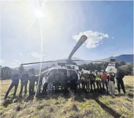  ?? Delegación del Gobierno ?? Autoridade­s junto a un helicópter­o de rescate, ayer.