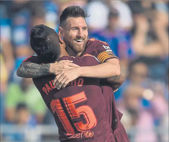  ?? FOTO: PERE PUNTÍ ?? Messi bendice su llegada al club azulgrana El argentino se fundió en un gran abrazo cuando el brasileño anotó el tanto que dio el triunfo al equipo de Valverde