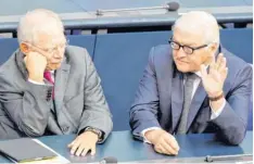  ?? Foto: Kay Nietfeld, dpa ?? Minister Wolfgang Schäuble und Frank-Walter Steinmeier: Süffisante und subtile Verwerfung­en in der Koalition.