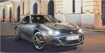  ?? FOTO: DENIS MEUNIER/MAZDA ?? Geschlosse­n wie ein Coupé: Der neue Mazda MX-5 RF besitzt ein elektrisch versenkbar­es, festes Klappdach.