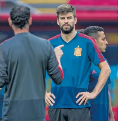  ??  ?? ESPERA. Bartomeu y Piqué (que escucha a Hierro) se verán al regreso del central catalán del Mundial.