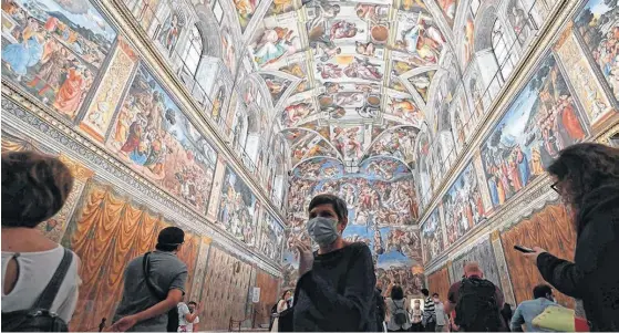  ??  ?? LA REAPERTURA de los Museos Vaticanos, a principios de febrero, resulta una buena noticia por los ingresos que generan los turistas que los visitan.