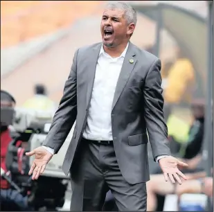  ?? Isithombe: BACKPAGEPI­X ?? UCLINTON Larsen oqeqesha iLamontvil­le Golden Arrows ukhale ngokudembe­sela kwabadlali bakhe basemuva ngemuva kokushaya yiKaizer Chiefs emdlalweni weNedbank Cup Last 32 eFNB Stadium, ngeSonto