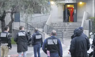  ??  ?? Une opération policière d’envergure s’est déroulée tôt mardi matin route de Turin, quartier Bon-Voyage, à Nice. La recherche de stupéfiant­s et d’armes a aussi pour but d’élucider des règlements de compte.