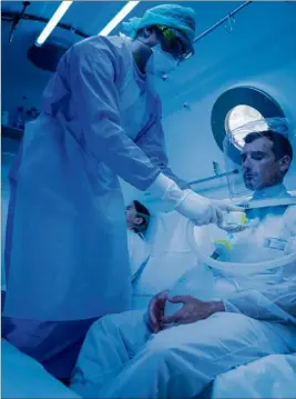  ??  ?? C’est équipés d’une cagoule  % étanche que les patients sont enfermés dans un caisson hyperbare, assis pendant  minutes. L’équipement est constitué de deux tuyaux : l’un apportant l’oxygène, l’autre expirant le CO. (DR)