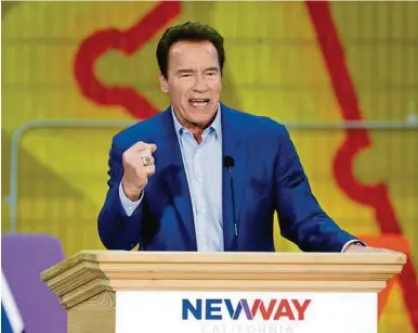  ??  ?? Arnold Schwarzene­gger beweist nicht nur politisch Stärke