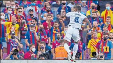  ?? ?? Alaba aprieta el puño con rabia tras su gol en el último Clásico disputado en el Camp Nou.