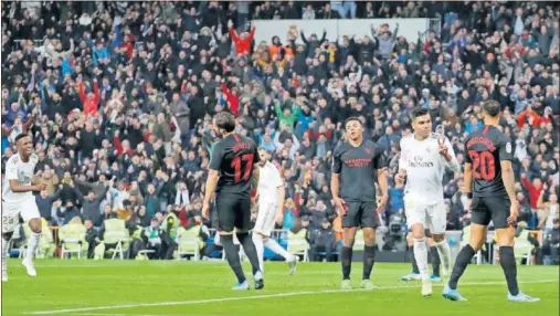  ??  ?? Casemiro celebra su segundo gol contra el Sevilla en el Bernabéu el pasado sábado; un tanto que supuso el triunfo del Real Madrid (2-1).