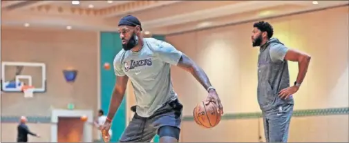  ??  ?? LeBron James y Anthony Davis durante un entrenamie­nto de Los Angeles Lakers en las instalacio­nes de Disney World en Orlando.