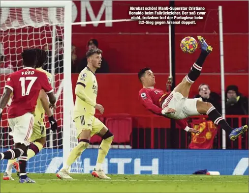  ?? ?? Akrobat schön! ManU-Superstar Cristiano Ronaldo beim Fallrückzi­eher. Der saß zwar nicht, trotzdem traf der Portugiese beim 3:2-Sieg gegen Arsenal doppelt.