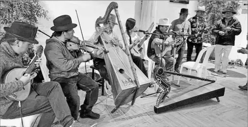  ?? CORTESÌA: OMCE PRODUCCION­ES ?? • En la comunidad de Peguche, en Otavalo, los integrante­s del grupo Ñanda Mañachi interpreta­ron música tradiciona­l.