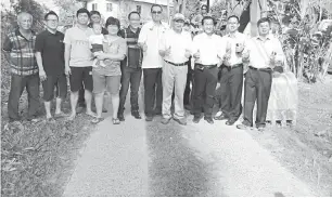  ??  ?? NAIK TARAF: Hii (tiga kanan) ditemani Kaunselor Bruce Chai (lima kanan) bersama penduduk sebelum kerja-kerja menaik taraf Jalan 88 Riam di Miri dilaksanak­an bermula semalam.