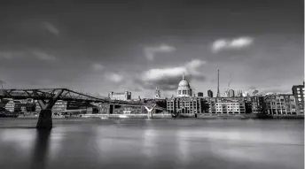  ??  ?? St. Paul’s Cathedral and Millennium Bssridge across Thames river