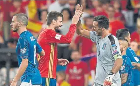  ?? FOTO: GETTY ?? Buffon y Piqué se saludan con efusividad en el España-Italia del Bernabéu