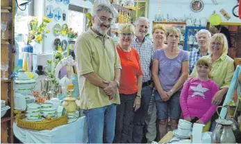  ?? FOTO: CARITAS ?? Für das ehrenamtli­che Flohmarktt­eam laufen die Vorbereitu­ngen auf Hochtouren (von links): Heinz Wieland, Christine Maier, Bernd Bergemann, Christina Erne, Brigitte Birk, Werner Tröller und Martina Jacobs mit Laura Leins.