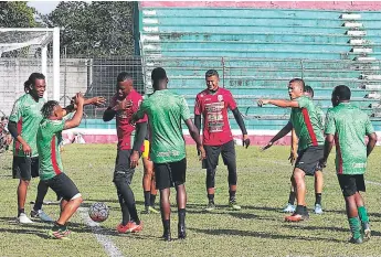  ??  ?? VERDOLAGAS. Marathón entrenó ayer en el estadio Yankel Rosenthal pensando en el juego contra Honduras Progreso de esta noche.