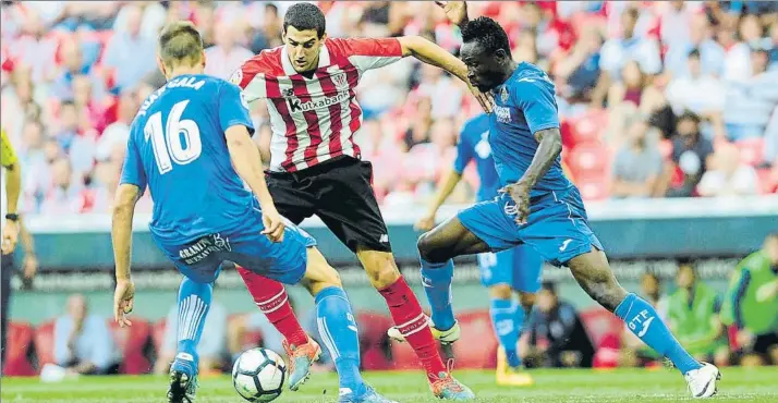  ?? FOTO: JUAN ECHEVERRÍA ?? Sin gol San José intenta zafarse del acoso de los visitantes Cala y Djené durante el partido del pasado domingo frente al Getafe, que acabó con empate a cero