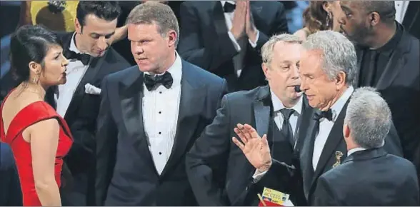  ?? LUCY NICHOLSON / REUTERS ?? Martha L. Ruiz y Brian Cullinan, a la izquierda, en el momento de máxima tensión de la madrugada del lunes en los Oscars