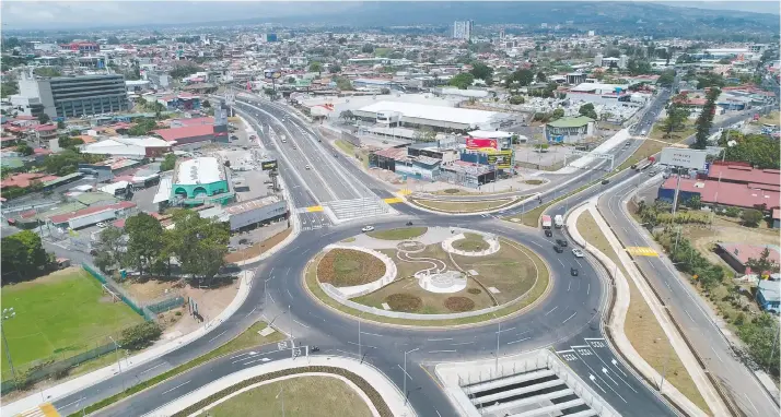  ?? El paso a desnivel en la rotonda de las Garantías Sociales fue el primero en ponerse en servicio, del plan integral para desatorar la ruta de Circunvala­ción. Richard Blaser/La República ??