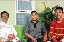  ?? ARIS IMAM M./JAWA POS ?? SIAP BERANGKAT: M. Nasihuddin (kiri) bersama Ainul Yaqin (tengah) dan Nur Hanif Dailani Sabtu lalu (9/9). Foto kiri, Syadza Ulima dan Endrudi Pancaran.