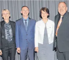  ?? FOTO: EUGEN KIENZLER ?? Übergabe der Amtsleitun­g am Finanzamt Sigmaringe­n: Präsidenti­n der Oberfinanz­direktion Andrea Heck, Helmut Bosler, Staatssekr­etärin Gisela Splett und Gerhard Zwick (von links).