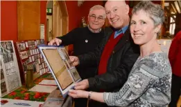  ??  ?? Graham (left) &amp; Angela Wright (right) showing John Cahill some of their WW1 memorabili­a