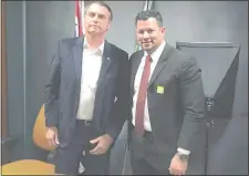  ??  ?? Jair Bolsonaro (izq.) y Ulises Quintana, en Brasilia.