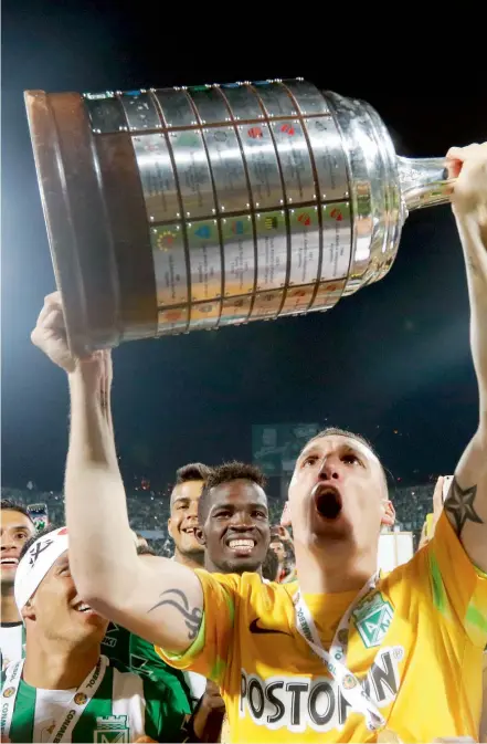  ??  ?? El arquero Franco Armani, gran figura de Nacional en la Copa, celebra el título en el Atanasio Girardot.