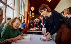  ?? FOTO: HELSINKI LIT / CATA PORTIN ?? ■
Fjolårets Nobelprist­agare Annie Ernaux signerar böcker efter att ha mottagit stående ovationer under Helsinki Lit.