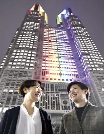  ?? The Yomiuri Shimbun ?? Soyoka Yamamoto, right, and Yoriko stand in front of the Tokyo metropolit­an government building in Shinjuku Ward, Tokyo, on Nov. 1.