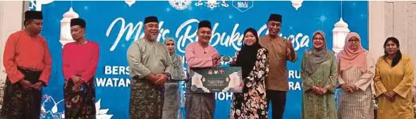  ?? (Foto Omar Ahmad/bh) ?? Aznan (empat dari kiri) menyampaik­an sumbangan pada Majlis Penyerahan Sumbangan Aidilfitri kepada Mahasiswa Anak Johor di Ayer Molek, kelmarin.